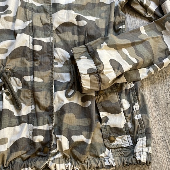 American Eagle Outfitters Women’s Hooded Camo Utility Jacket, size small - Picture 5 of 13